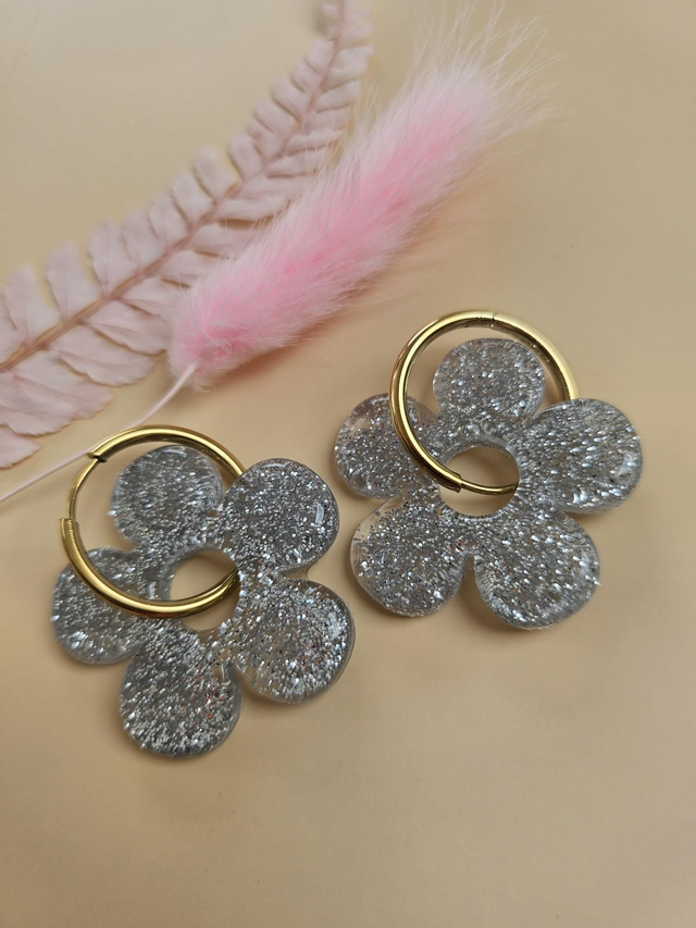 Boucles d&#039;oreilles en résine - Fleurs pailletées argentées créoles