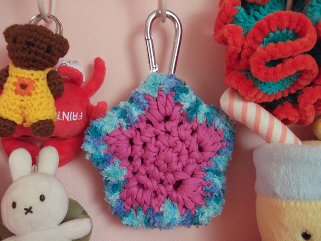 Purple and Blue T-shirt Star Carabiner