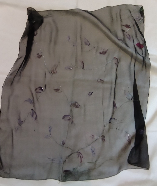 Carré en mousseline de soie Noir fleuri peint à la main