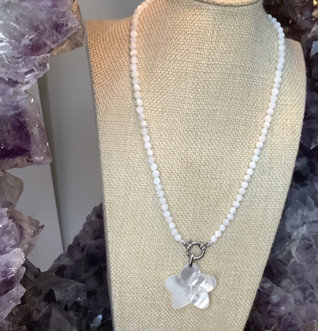 Collier en nacre avec fleur de monoï 