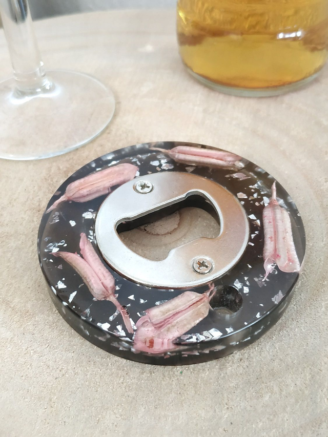 Décapsuleur aux fleurs rouges naturelles