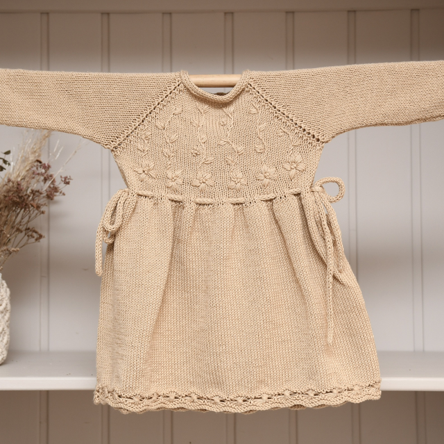 Premium Kleidchen Stickerei Rüschen beige 6-9 Monate