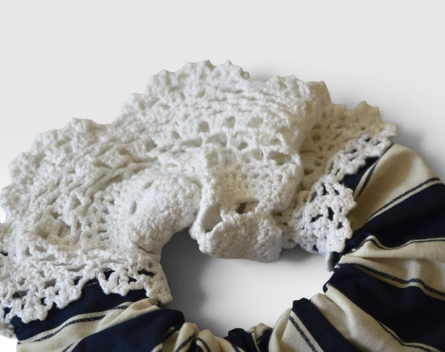 Cotton scrunchie with doily