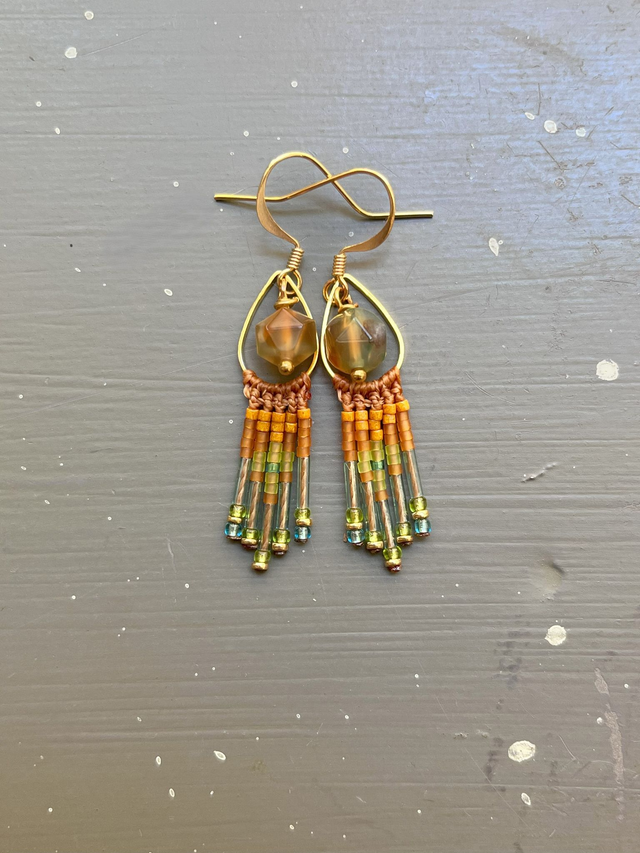 Petites boucles d&#039;oreille à franges en macramé et perles vert clair et camel