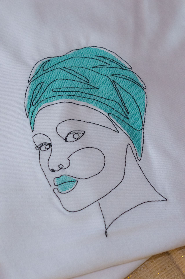 Tee-shirt Femme "Femme minimaliste sans boucles d'oreilles" 