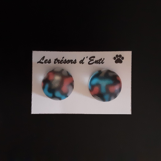 Boucle d&#039;oreille clou motif vitrail rouge bleu argent cerné de noir