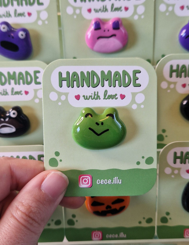 Pin's peints à la main - grenouilles et chats