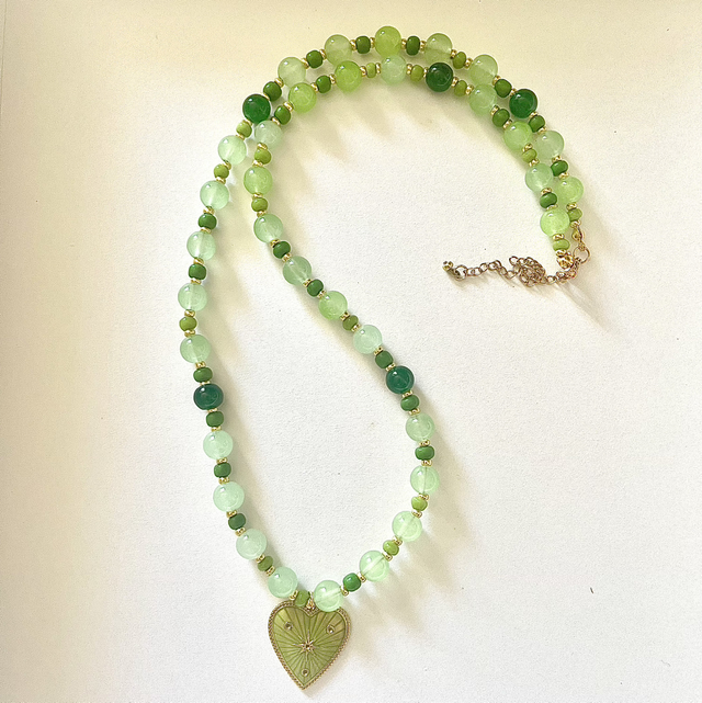 C21 - Collier perles en verre et pendentif cœur 