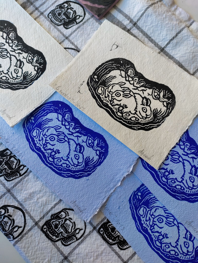 linogravure " le terrier des lapins " 10X15 cm blanc