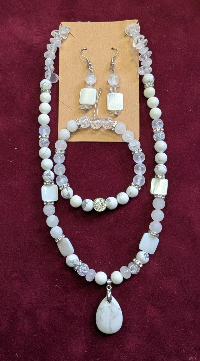 Parure Howlite, Quartz, Jade Blanche et Sélénites 