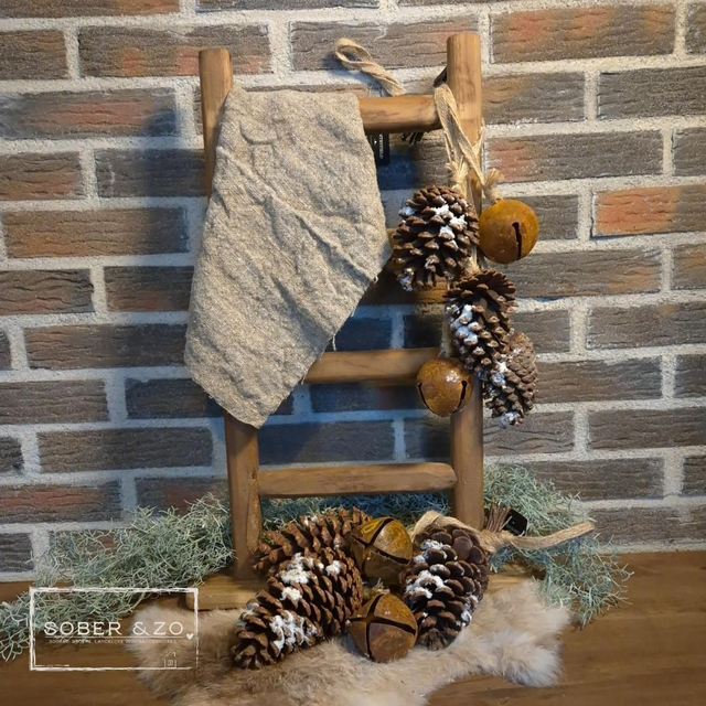 Bellen en dennenappels aan touw