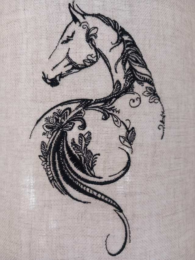 Applique murale lin brodé "Cheval" forme demi cercle , électrifiée.