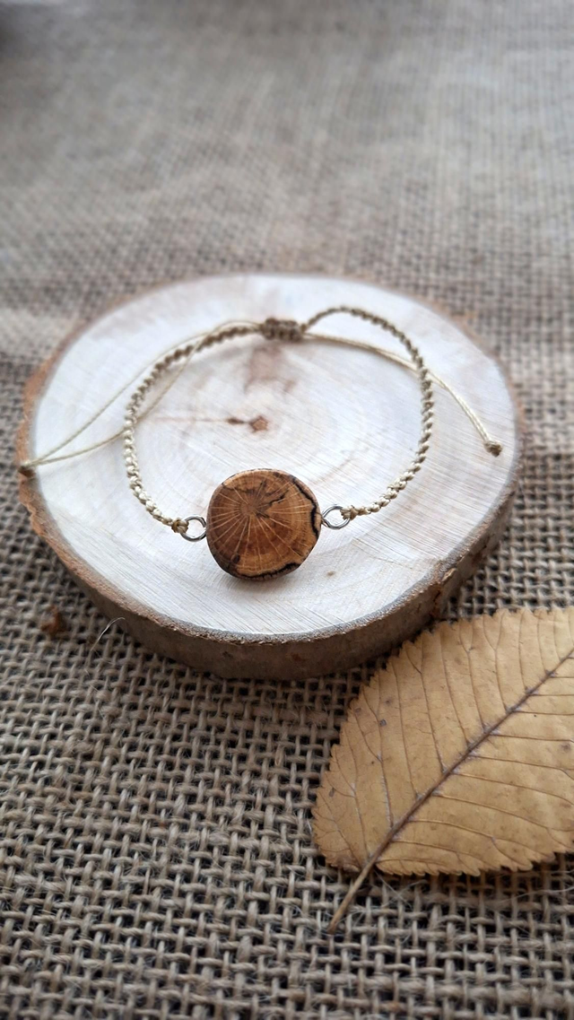 Geknüpftes Armband mit mittigem Holzelement