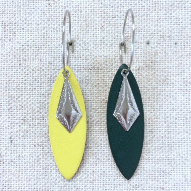 Boucles d’oreilles « Majeur » réversibles, argentées, cuir jaune citron/ vert très foncé