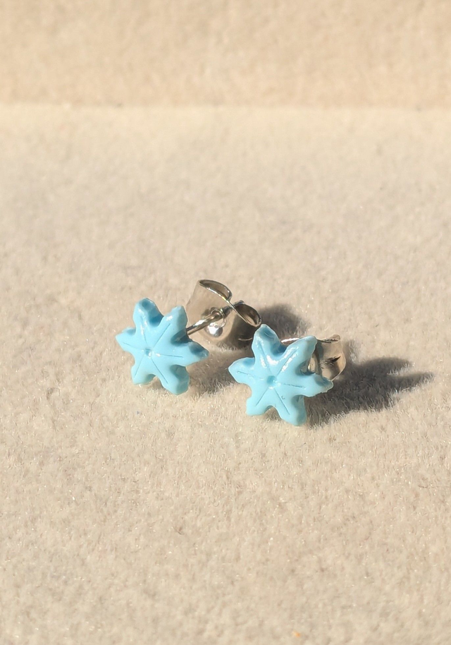 Boucles d'oreilles puces flocons de neige bleus