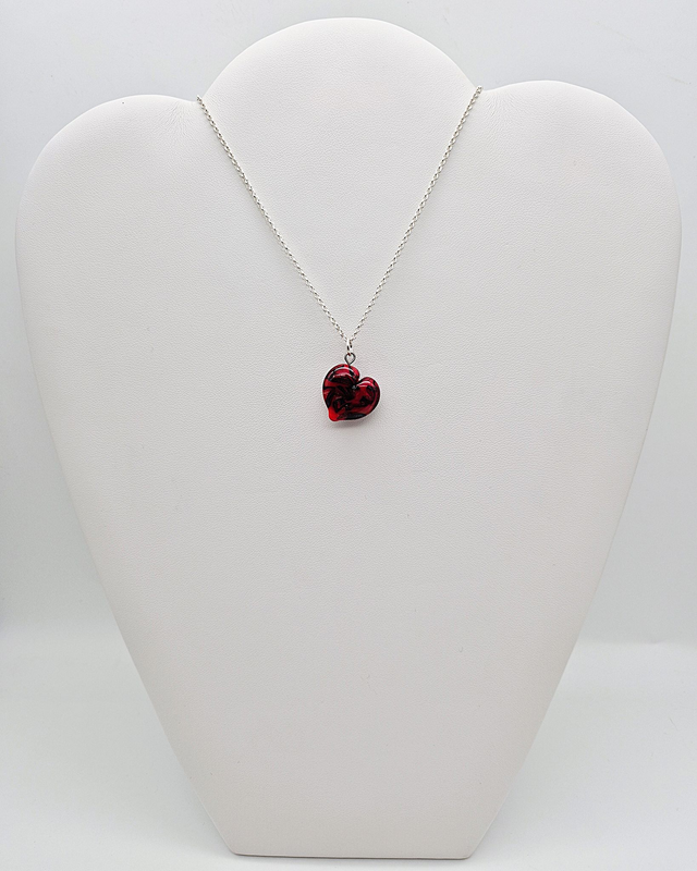 Pendentif Cœur rouge avec fil noir et aventurine dorée 1
