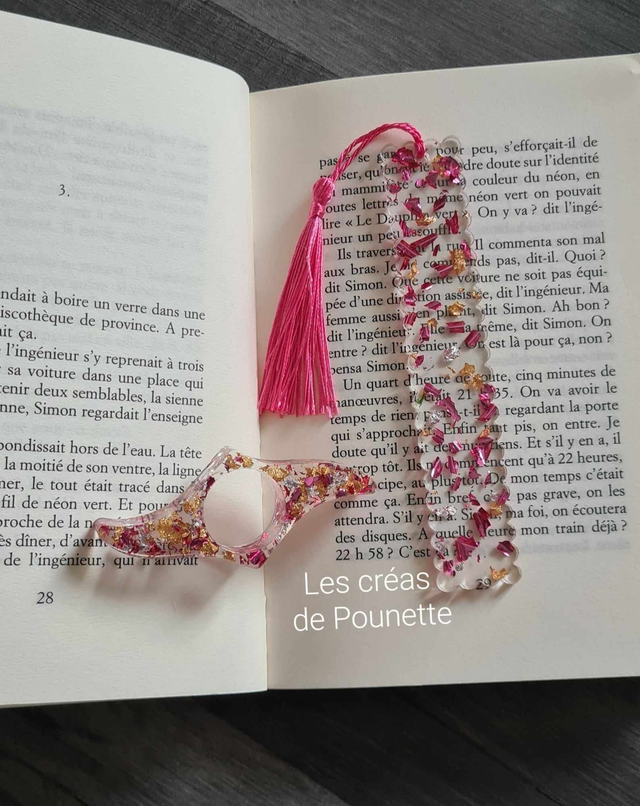 Marque-page rose et or et sa bague de lecture