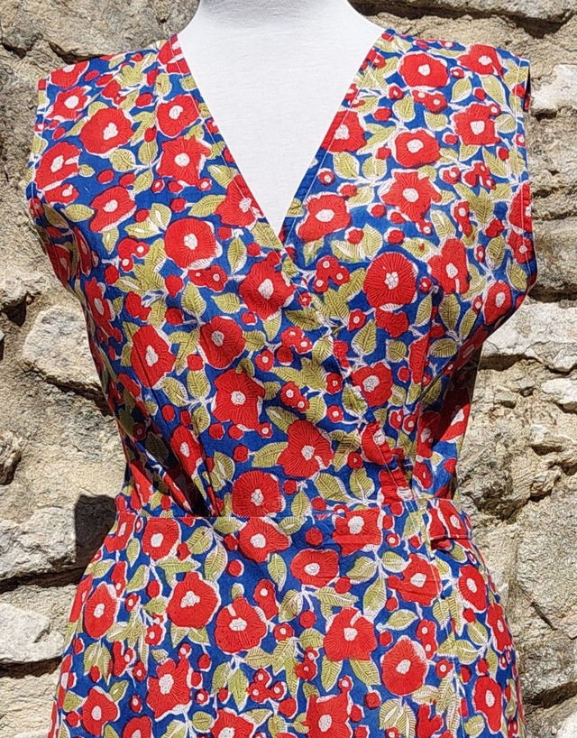 Robe portefeuille longue sans manches en coton voile léger imprimé à la main au block print rouge, vert et bleu, taille unique