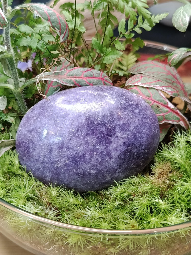 Galet en Lépidolite