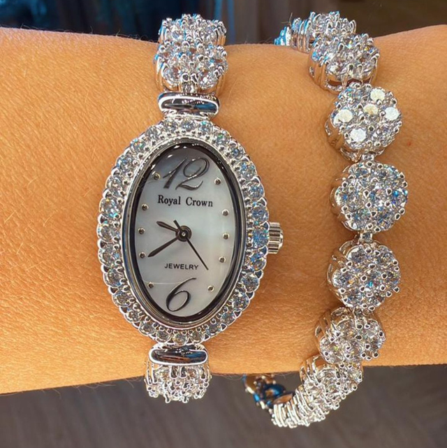 Relógio oval duas voltas em aço com cravação de zircônias