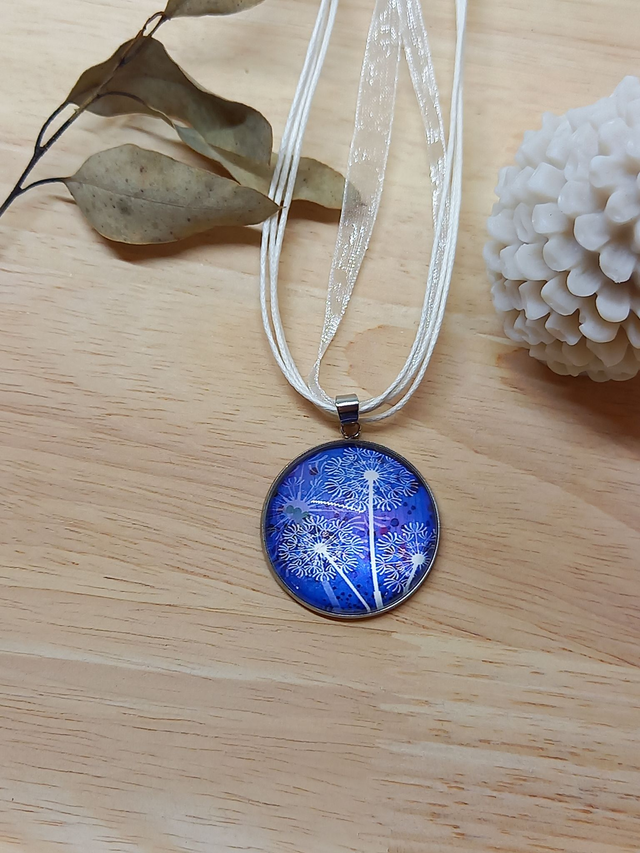 Collier Cabochon image fleur - bleu - fil  / ruban blanc