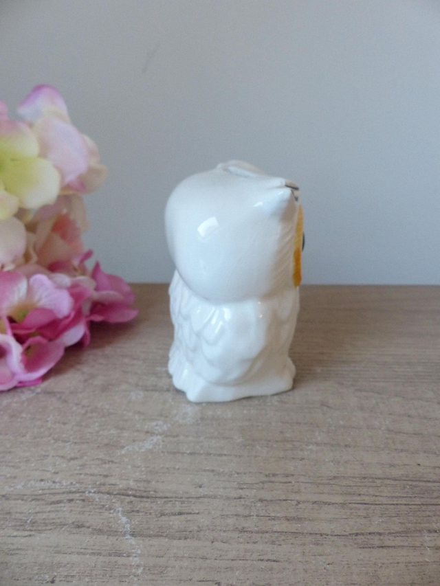 Tirelire hibou en céramique blanche et jaune – Tirelire vintage pour enfant ou décoration intérieure, symbole de chance et d’épargne