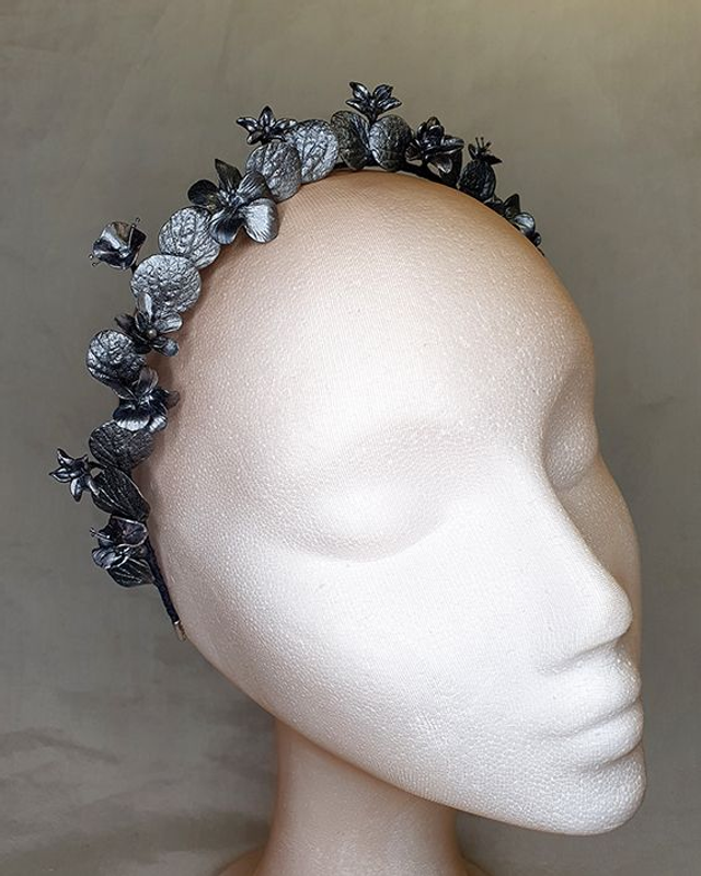 Aurora diadema tiara de hojas y flores de porcelana tonos metalizados plata envejecida