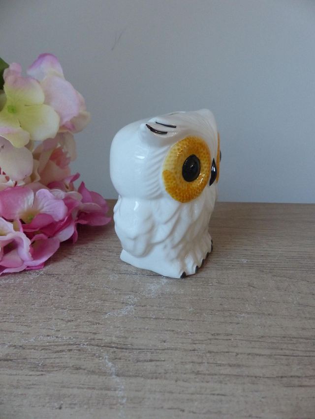 Tirelire hibou en céramique blanche et jaune – Tirelire vintage pour enfant ou décoration intérieure, symbole de chance et d’épargne