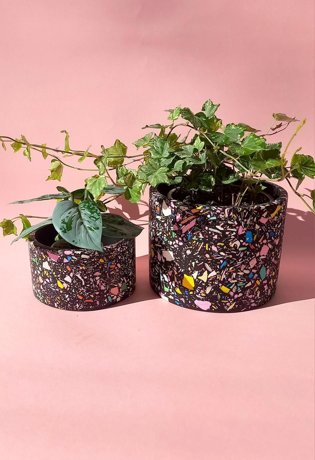  Osłonka na doniczkę, czarna doniczka, kolorowe lastryko