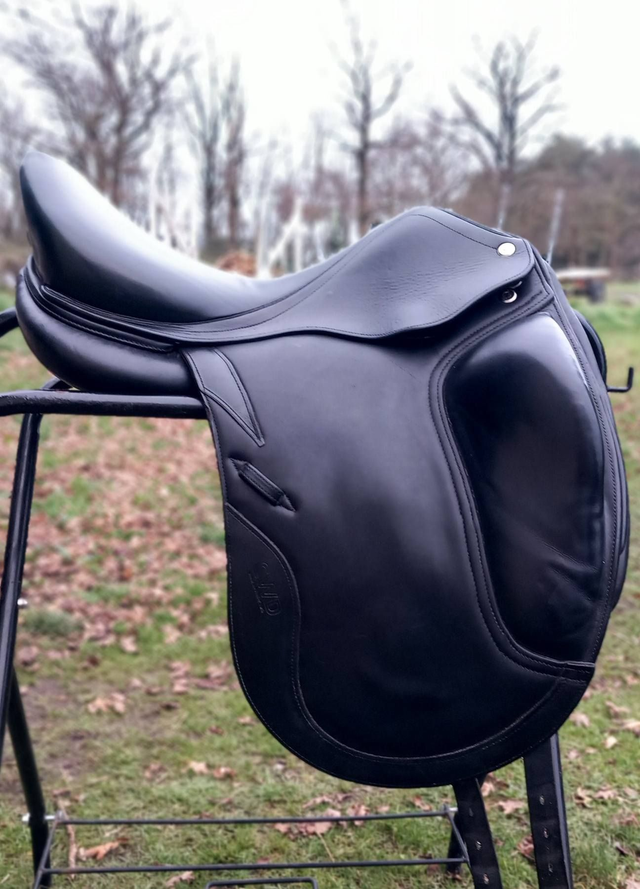 Selle de dressage CWD SE08 18"