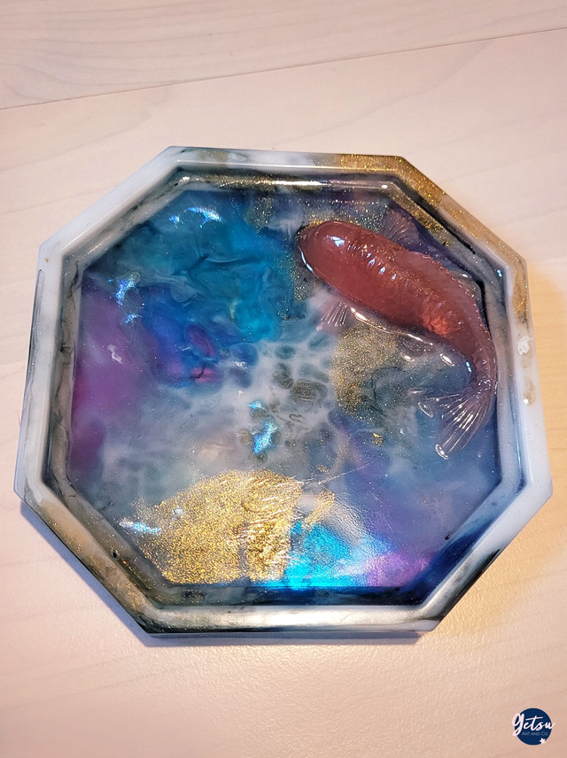 Petit vide-poche/porte-savon carpe koi orange, fond coloré et mini carpes