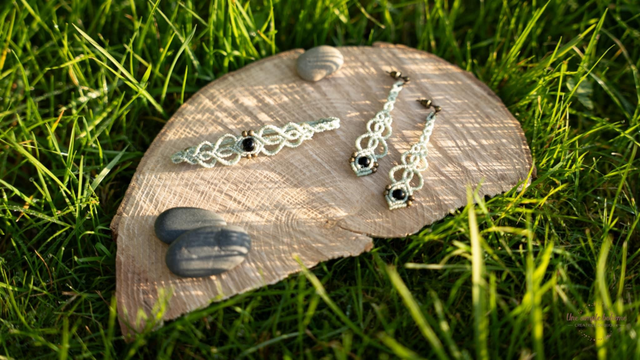 Parure de bijoux composée d&#039;une paire de boucles d&#039;oreilles et d’un bracelet en micro-macramé vert clair