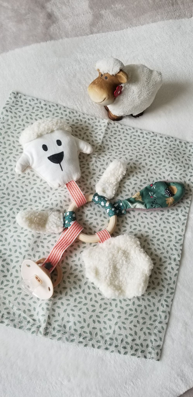 Hochet d'activités Mouton blanc pour bébé