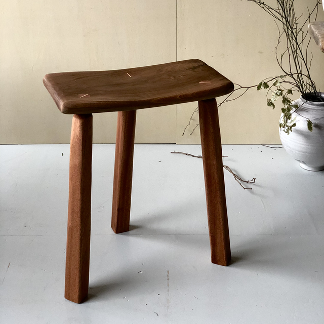 Tabouret tripode noyer