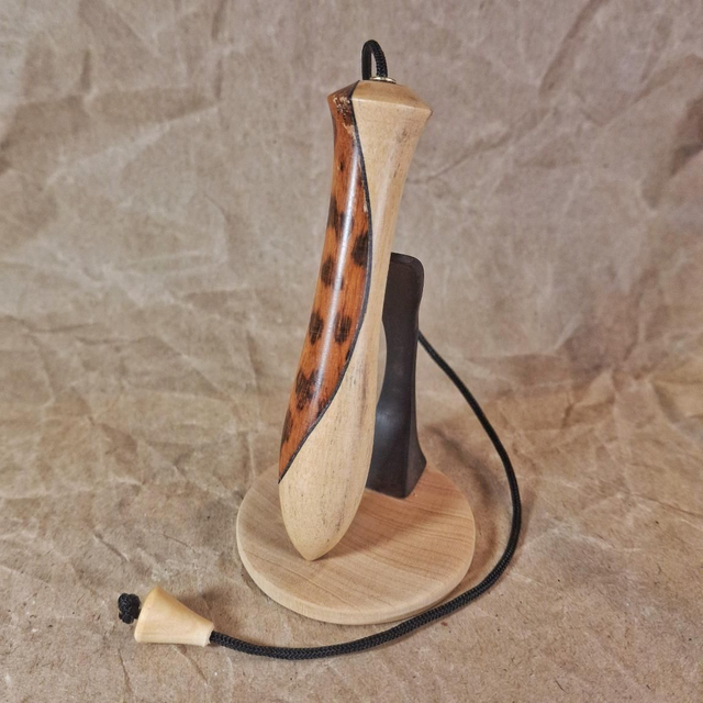 Pendule totem en ébène blanc et bois d’amourette