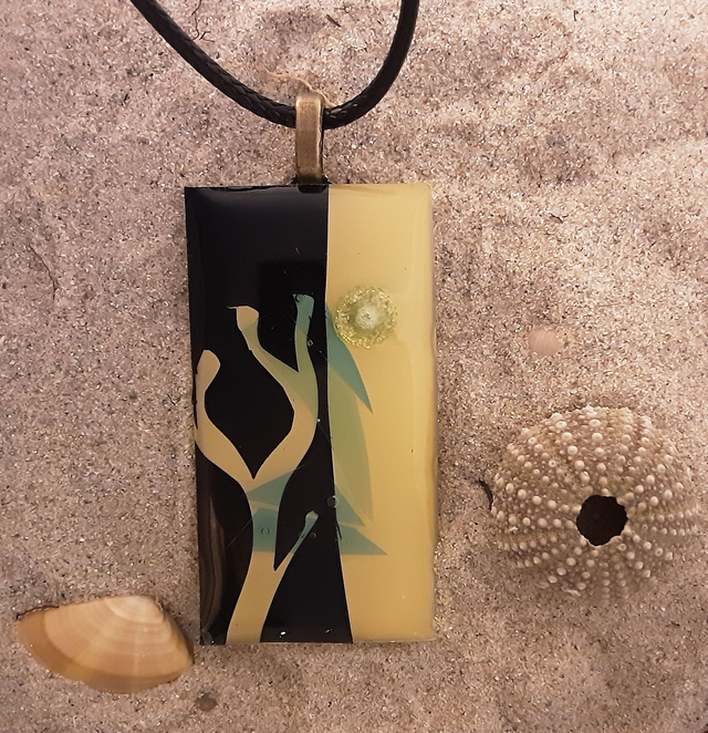 Pendentif rectangle moyen collection Maritime couleur noir et jaune sable avec effet d&#039;algue cabochon translucide et reflet bleuté