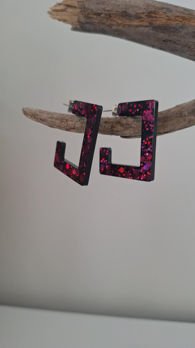 Créoles carrées noires et paillettes roses