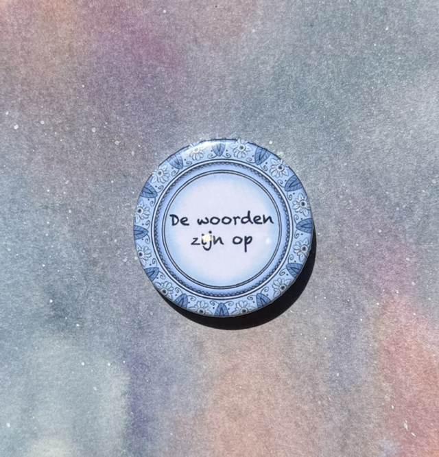 Tekst - De Woorden Zijn Op Button-B41