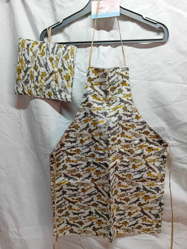 TABLIER ENFANT AVEC MANIQUE 