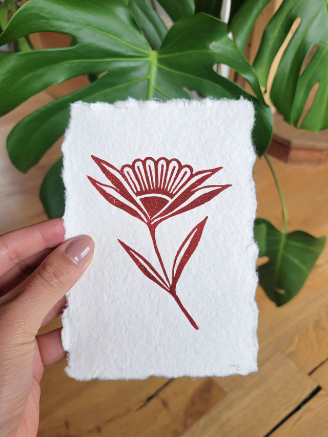 Linogravure artisanale rouge carmin – “Fleur folk” format A6 sur papier de coton