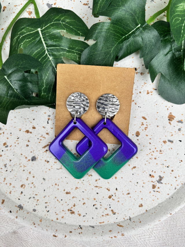 Boucles d’oreilles résine violette vertes et argentées 