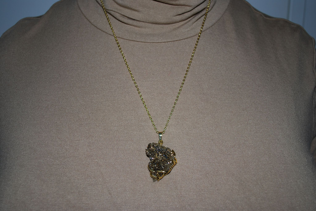 Collier en pyrite brute