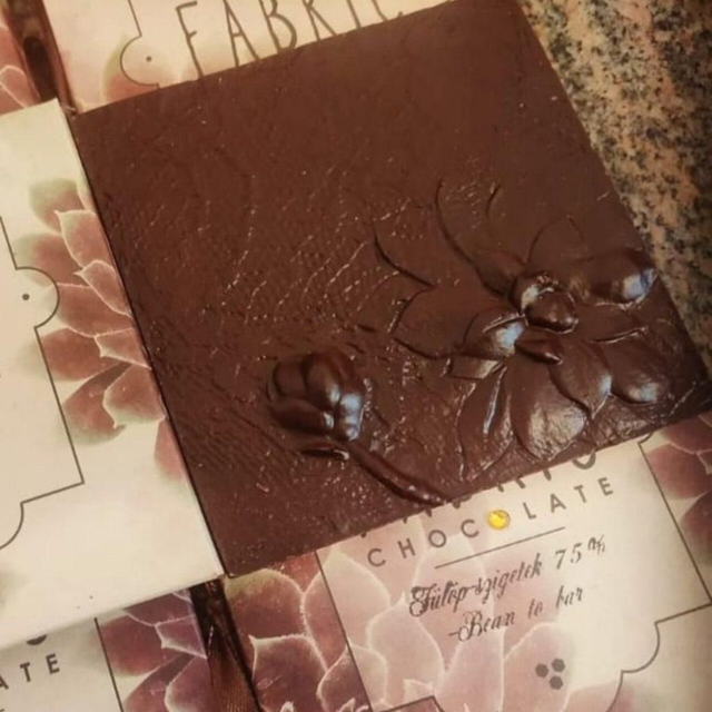 Fabric 75% dark Philippines, Mana