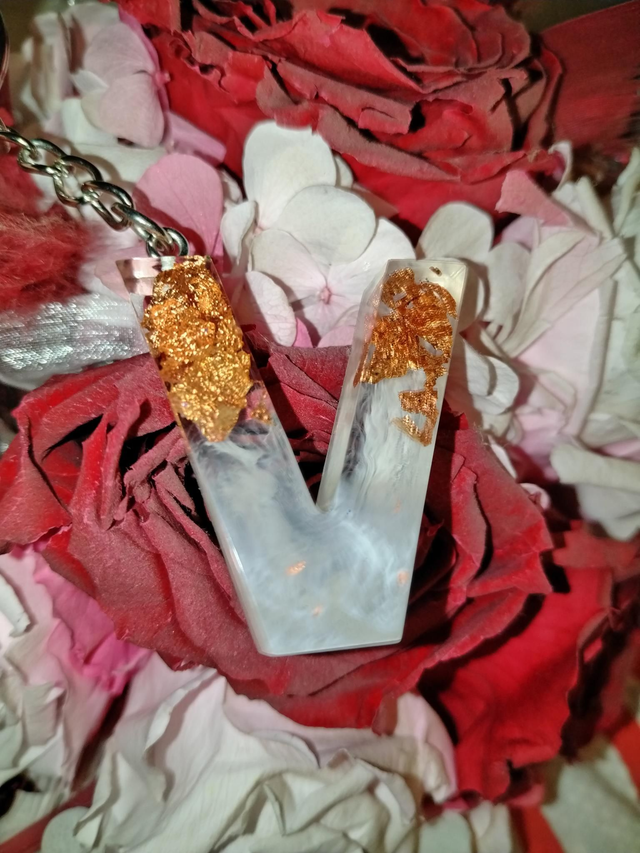 Porte clef lettre blanc et feuille cuivrée