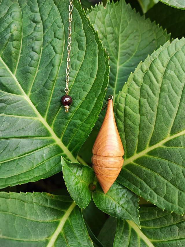 Pendule en Bois de Cerisier, Grenat et Chaînette en Laiton