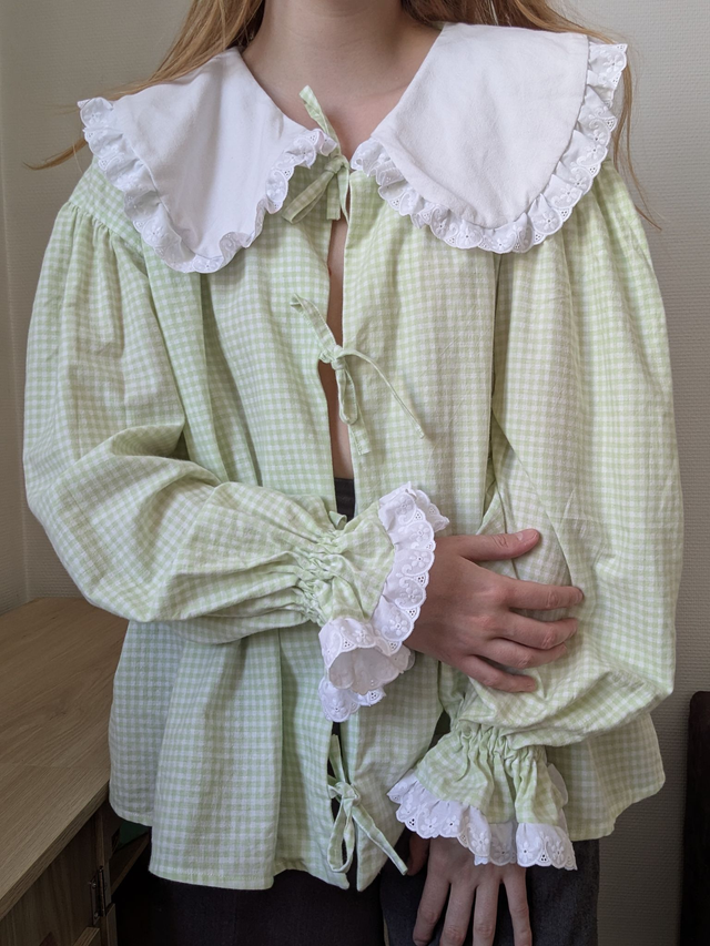 Blouse à grand col claudine