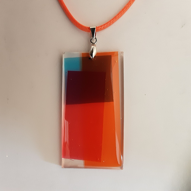 Pendentif grand rectangle angle collection Tech4 fond transparent incrustation couleurs translucides orange bleu rouge