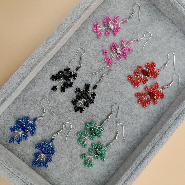Boucles d’oreilles pendantes argentées avec petites perles - 5 couleurs disponibles : rouge, bleu, noir, rose et vert 