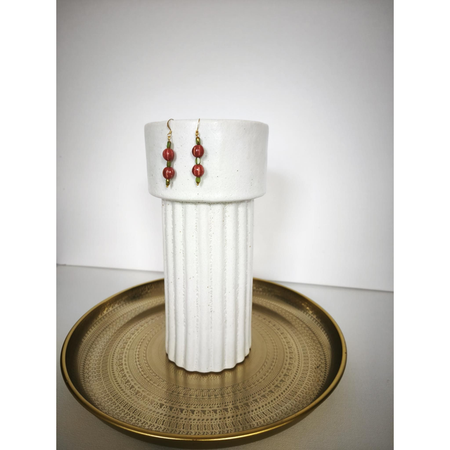 Boucles d’oreilles Cléa – Perles en céramique rouge, verre vert et touches dorées