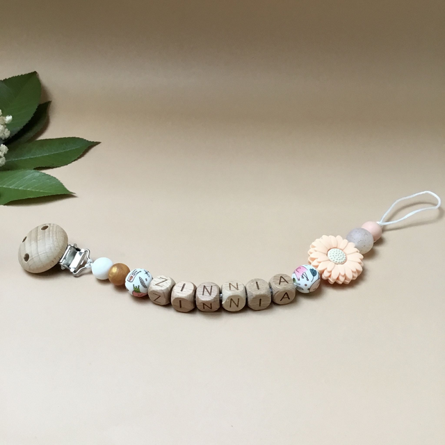 Attache tétine 1 figurine + clip en bois à motif ou silicone + 2 perles motifs